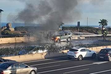  Un todoterreno se incendia en la GC-1 a su paso por Telde/TA.